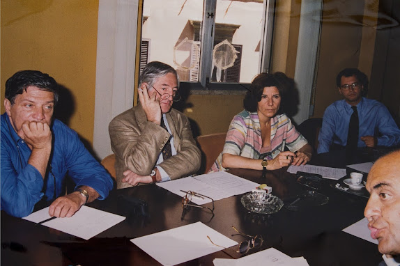 Giovanna Tatò al lavoro a Roma negli anni Ottanta in una riunione del Consiglio Nazionale dell’Ordine dei Giornalisti sulla deontologia, io unica donna tra i presenti. Accanto a me tra gli altri colleghi Enrico Mentana e Bruno Vespa