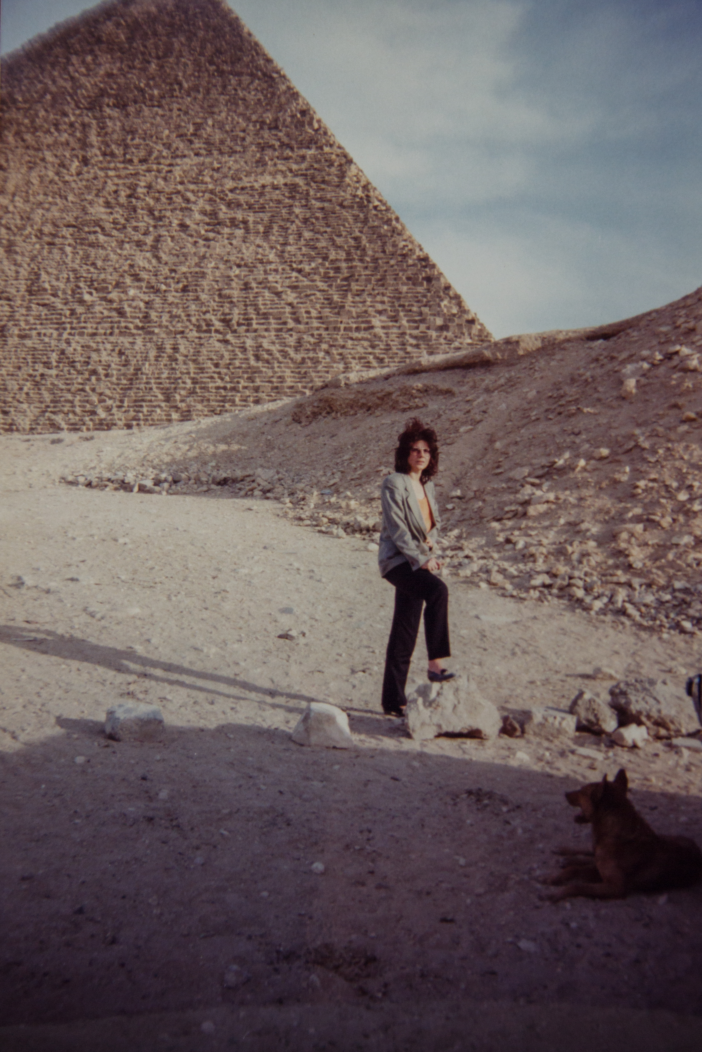 Giovanna Tatò giornalista Rai, sulla piana di Giza tra le Piramidi e la Sfinge