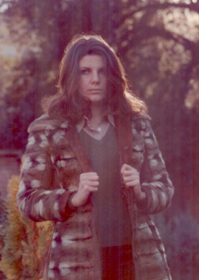 Giovanna Tatò in momento pensieroso durante una passeggiata nella splendida Villa Borghese a Roma in primavera