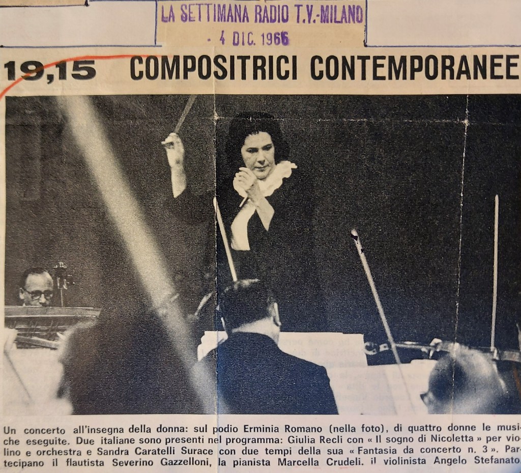 Foto del direttore d’orchestra Erminia Romano mentre dirige un ardito concerto con musiche solo di donne. Fu una sua proposta che la Rai accettò a malincuore. Scandalo, successo. Siamo nel 1965